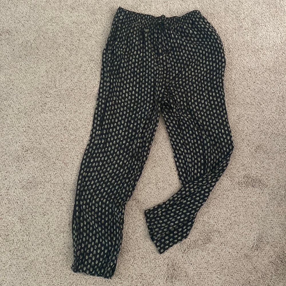 Drawstring bottoms w/ pockets size large.